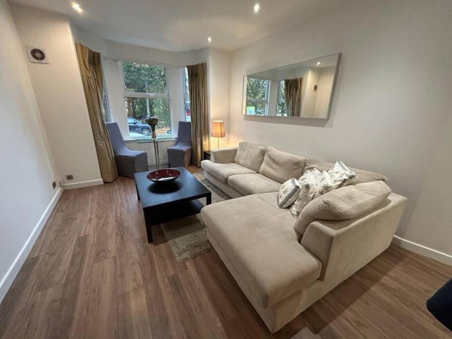 Spacious Central 2Bed Apartment Wilmslow Eksteriør billede